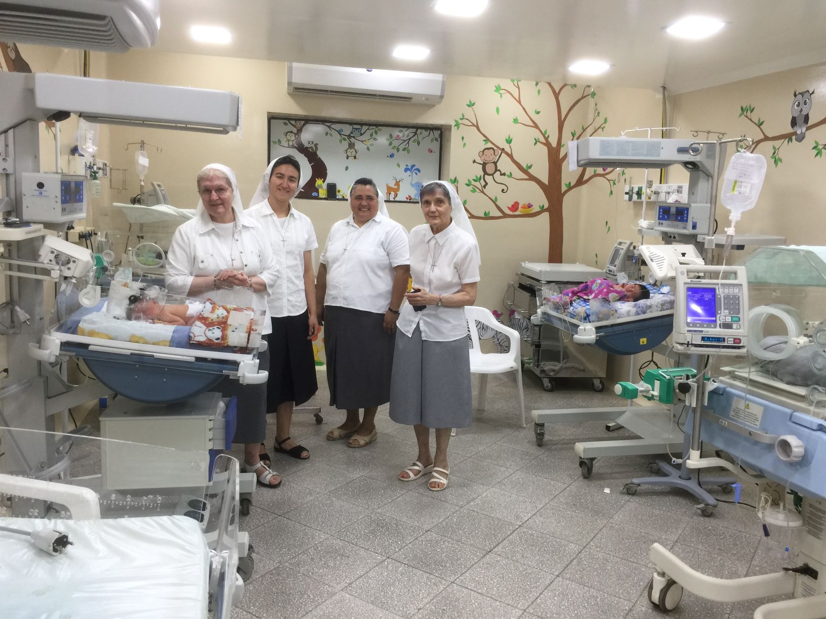 IMG_2301 une salle soins intensifs neonatalogie